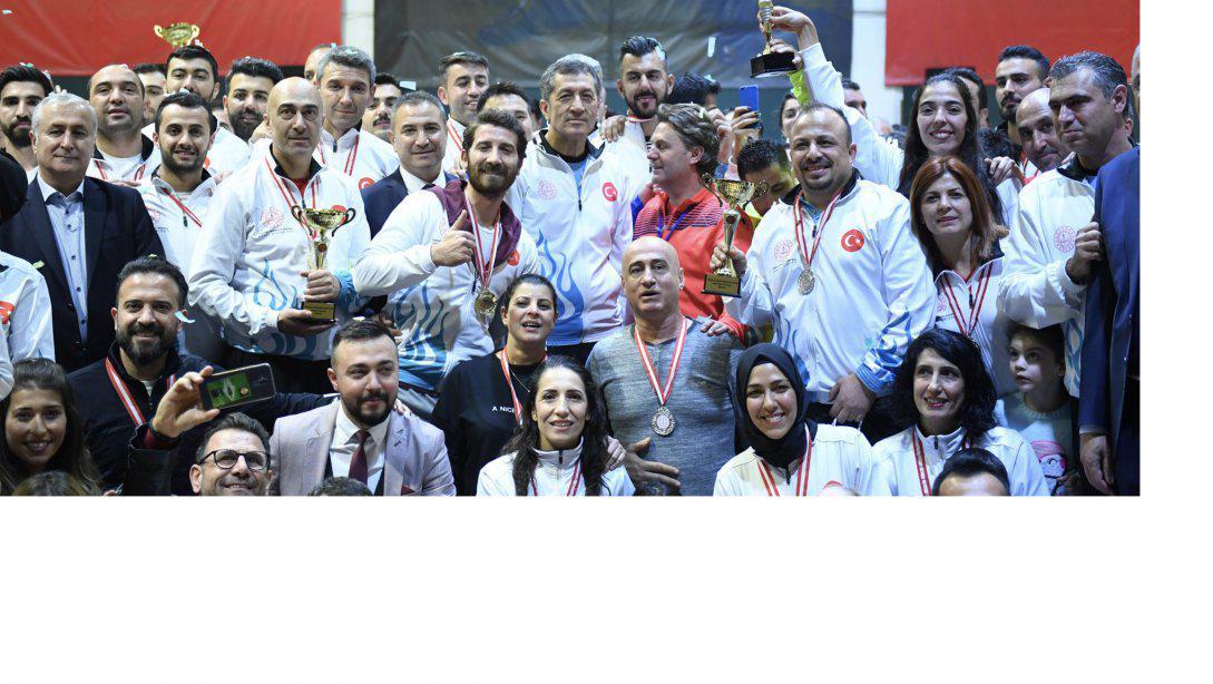 BAKAN SELÇUK ŞAMPİYON ÖĞRETMENLERE KUPALARINI VERDİ